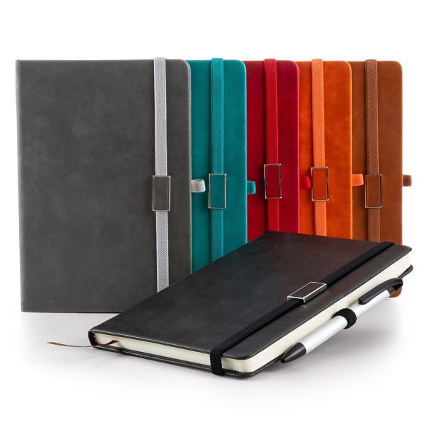 Altura : 21,4 cm Largura : 14,7 cm Espessura : 2,3 cm Medidas aproximadas para gravação (CxL): 20,8 cm x 13,8 cm – Plaquinha 1,1 cm x 2,7 cm Peso aproximado (g): 324