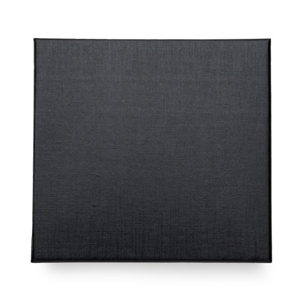 Altura : 16,2 cm Largura : 17,5 cm Espessura : 3 cm Medidas aproximadas para gravação (CxL): Estojo 15 cm x 16 cm – Caneta 4 cm x 1 cm – Porta Cartão 4,5 cm x 2 cm – Chaveiro 5 cm x 1 cm Peso aproximado (g): 192