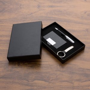 Altura : 14,1 cm Largura : 20,1 cm Medidas aproximadas para gravação (CxL): Placa 5,8 cm x 1,9 cm - Estojo 13 cm x 19,5 cm - Chaveiro 4,8 cm x 1,1 cm – Porta Cartão 1,9 cm x 4,3 cm – Caneta 4 cm x 1 cm Peso aproximado (g): 224