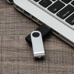 Pen-Drive-SM-Giratorio-Metal-4GB-PRETO-4161d2-1480679898 (1)