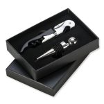 Largura : 10,1 cm Espessura : 3,2 cm Comprimento : 14,1 cm Medidas aproximadas para gravação (CxL): 9 cm x 13 cm Tamanho total aproximado (CxL): Saca Rolhas 12,1 cm x 2,2 cm - Tampa de bico 9,1 cm x 2,1 cm Peso aproximado (g): 165