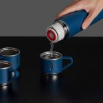 kit garrafa termica personalizado 2 canecas e sacola AZUL. BICO