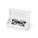 58519 GERMOUT. Caixa esterilizadora UV com carregador wireless Fast Caixa esterilizadora em ABS e PC com combinação entre radiação UVC e UVA que permite a eliminação de um numero significativo de bactérias. A caixa possui 2 leds UV no interior com uma potência total de 2W, e foi especialmente desenhada para a eliminação de bactérias em objetos de uso diário, como: chaves, celulares, smartphones, máscaras, óculos, comandos, jóias, e outros pequenos utensílios. Eficiência de 70% com apenas 1 ciclo de 5 minutos, e 99,9% com dois ciclos de 5 minutos. Possui um sensor de segurança que desliga de imediato as lâmpadas assim que é aberta a caixa. A parte superior da caixa Incluso um carregador wireless de carregamento rápido (10W), com entrada de 5V/3A e porta de carregamento USB tipo C. Incluso cabo de 1 metro. Fornecida em caixa presente. 210 x 120 x 55 mm | Interior: 190 x 95 x 20 mm | Caixa: 240 x 130 x 71 mm