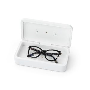 58519 GERMOUT. Caixa esterilizadora UV com carregador wireless Fast Caixa esterilizadora em ABS e PC com combinação entre radiação UVC e UVA que permite a eliminação de um numero significativo de bactérias. A caixa possui 2 leds UV no interior com uma potência total de 2W, e foi especialmente desenhada para a eliminação de bactérias em objetos de uso diário, como: chaves, celulares, smartphones, máscaras, óculos, comandos, jóias, e outros pequenos utensílios. Eficiência de 70% com apenas 1 ciclo de 5 minutos, e 99,9% com dois ciclos de 5 minutos. Possui um sensor de segurança que desliga de imediato as lâmpadas assim que é aberta a caixa. A parte superior da caixa Incluso um carregador wireless de carregamento rápido (10W), com entrada de 5V/3A e porta de carregamento USB tipo C. Incluso cabo de 1 metro. Fornecida em caixa presente. 210 x 120 x 55 mm | Interior: 190 x 95 x 20 mm | Caixa: 240 x 130 x 71 mm