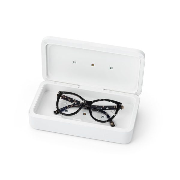 58519 GERMOUT. Caixa esterilizadora UV com carregador wireless Fast Caixa esterilizadora em ABS e PC com combinação entre radiação UVC e UVA que permite a eliminação de um numero significativo de bactérias. A caixa possui 2 leds UV no interior com uma potência total de 2W, e foi especialmente desenhada para a eliminação de bactérias em objetos de uso diário, como: chaves, celulares, smartphones, máscaras, óculos, comandos, jóias, e outros pequenos utensílios. Eficiência de 70% com apenas 1 ciclo de 5 minutos, e 99,9% com dois ciclos de 5 minutos. Possui um sensor de segurança que desliga de imediato as lâmpadas assim que é aberta a caixa. A parte superior da caixa Incluso um carregador wireless de carregamento rápido (10W), com entrada de 5V/3A e porta de carregamento USB tipo C. Incluso cabo de 1 metro. Fornecida em caixa presente. 210 x 120 x 55 mm | Interior: 190 x 95 x 20 mm | Caixa: 240 x 130 x 71 mm