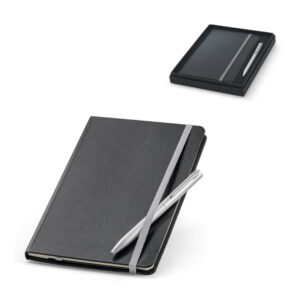 93714 MORAES. Kit de caderno e esferográfica Conjunto esferográfica e caderno A5. A esferográfica é em alumínio com clipe de ferro e é de mecanismo twist com escrita a azul. O caderno A5 tem capa rígida, fita separadora, elástico, bolso interior e 80 folhas pautadas de cor marfim. Conjunto fornecido em caixa de oferta. Esferográfica: ø10 x 138 mm | Caderno: 137 x 210 mm | Caixa: 190 x 240 x 30 mm