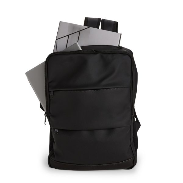Mochila Couro Sintético Personalizada PRETA SP Mochila de couro sintético personalizada com o seu nome, iniciais ou logo. Design premium, resistente e exclusivo — ideal para o dia a dia, viagens e presentes corporativos. Personalize agora e receba em todo o Brasil.